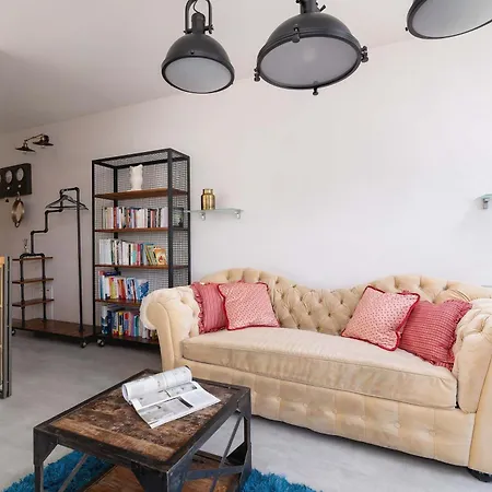 Zabiniec Stylish In Cracow With Balcony By Renters Cracovia
